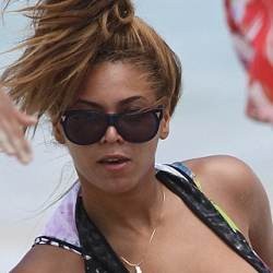 Liburan di Pantai, Payudara Beyonce Ngintip 