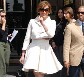 Jennifer Lopez Cantik Dengan Rok Mini