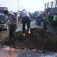 Pasca Banjir, Lubang Menganga di Jalan Raya Porong Ditambal