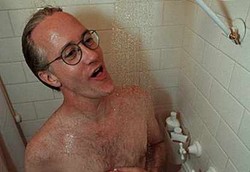 Menghindari Suara Serak dan Lemah di Usia Senja