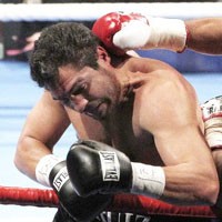 Demi Keluarga, John Ruiz Gantung Sarung Tinju