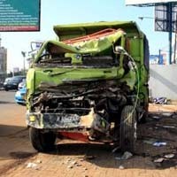 Truk Tanah Tabrak Pos Satpam di Serpong