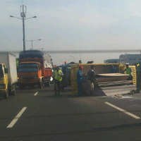 Truk Terguling Telah Dievakuasi, Tol Priok-Cawang Masih Macet
