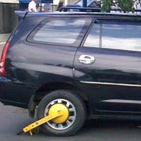 Parkir Sembarangan, Tiga Mobil di Mampang Digembok Petugas Dishub