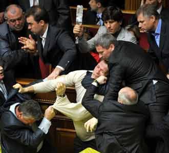 Anggota Parlemen Ukraina Baku Hantam