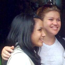 Kelly Clarkson Belanja Barang Antik di Jl Surabaya