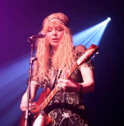 Courtney Love: Uang Kurt Cobain Kutukan