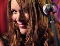 Karir Baru Joss Stone: Merancang Sepatu