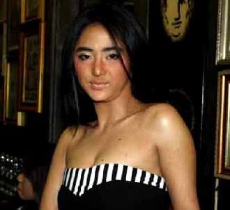 Dewi Persik Pakai Kemben