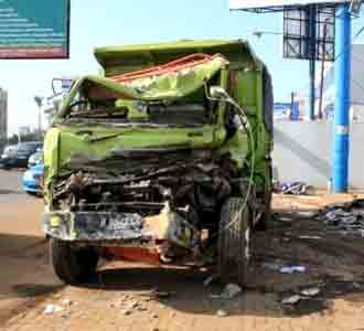 Truk Tanah Seruduk Pos Keamanan