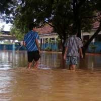 Tanggul Jebol, Ratusan Rumah & Sekolah di Kediri Terendam 