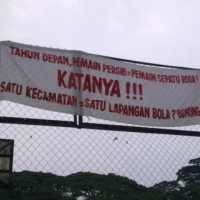 Spanduk Berisi Kecaman Saparua Jadi Trek Sepatu Roda Terpasang