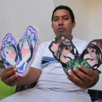 Kreasi Sandal Unik di Gang Sempit