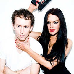 Lindsay Lohan Pose Seksi Dengan Senjata