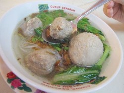 Slurpp... Makan Bakso BIP