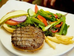 Nyam Nyam... Empuk Gurih Burger Steak