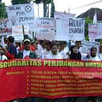 Ratusan Buruh Kepung Balaikota Malang