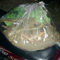 Polisi Periksa Pasir Meteor Berwarna Gelap Bertekstur Bundar