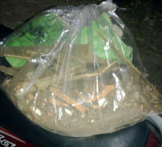 Polisi Periksa Pasir Meteor