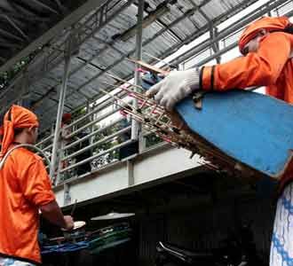 Gaya Seniman Jalanan di Halte Benhil