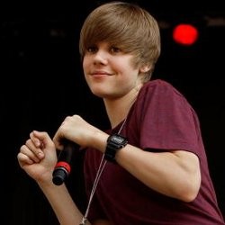 Justin Bieber Suka Perempuan yang Lebih Tua