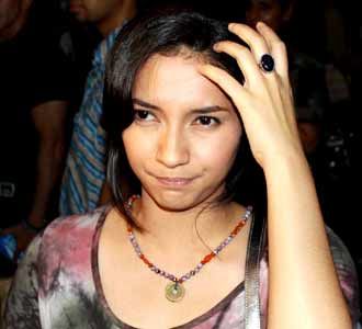 Cincin Hitam Vira Yuniar