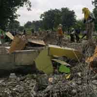 Penertiban Bangunan di Pinggir Rel KA Berlanjut