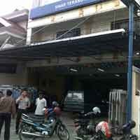 Seorang Wanita Dirampok di Depan Toko Ban