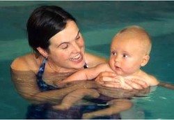 Umur Berapa Bayi Sudah Bisa Diajarkan Renang?