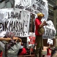 Dua Pendemo Ditangkap, Massa Marah Pukuli Polisi