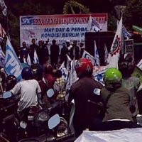 Buruh Semarang Bikin Panggung di Jalan Protokol, Lalulintas Dialihkan