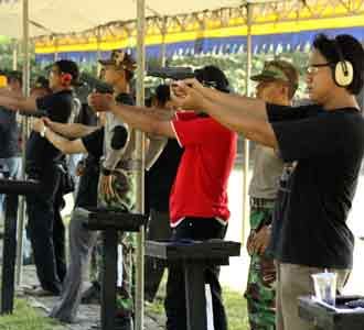 Lomba Menembak di Hari Pendidikan TNI AL