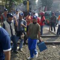 SPKA Peringati May Day Dengan Bersihkan Rel Kereta Api