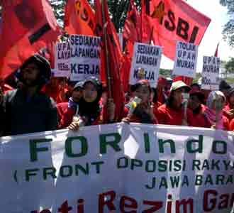Buruh Geruduk Gedung Sate