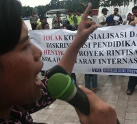 Massa Kobar Demo di HI, Tolak UN dan Pendidikan Mahal