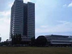 Agung Laksono Baru Tahu Gedung DPR Miring 7 Derajat 