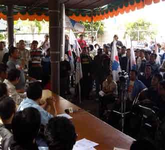 Buruh Terminal Peti Kemas Mogok Kerja