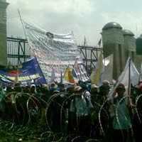 Buruh Bakar Spanduk di DPR, Lalu Lintas Tersendat