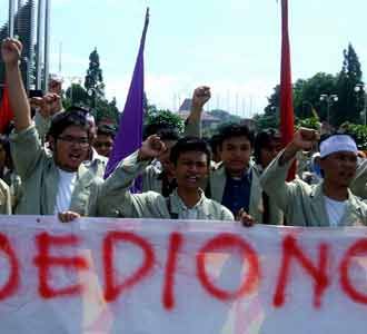 Demo Menolak Boediono di UGM