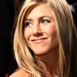 Kalah Seksi dari Model Bikini, Jennifer Aniston Panik