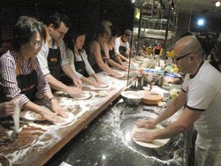 Serunya Melempar Adonan Pizza ke Udara!