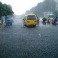 Hujan Diprediksi Guyur Surabaya Hingga Siang Hari