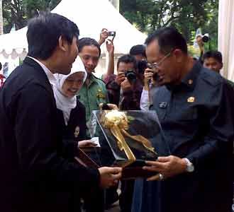 Dada Terima Kado dari SMAN 3 Bandung