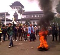 Peringati Hardiknas, Mahasiswa Bakar Ban