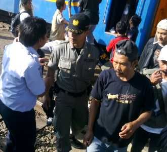 Penumpang KA Disweeping