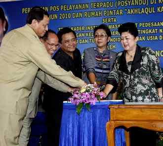 Ibu Ani Resmikan Posyandu