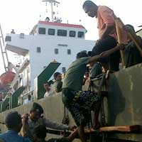 Dihantam Ombak, Lima ABK Masih Hilang 
