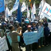 Buruh Datang, Jalan Pahlawan Ditutup