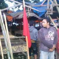 Pedagang Siapkan Bambu Runcing Halau Petugas