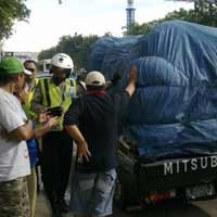 Mobil Pengangkut Sayur Dilarang Masuk, Sopir Kebingungan 